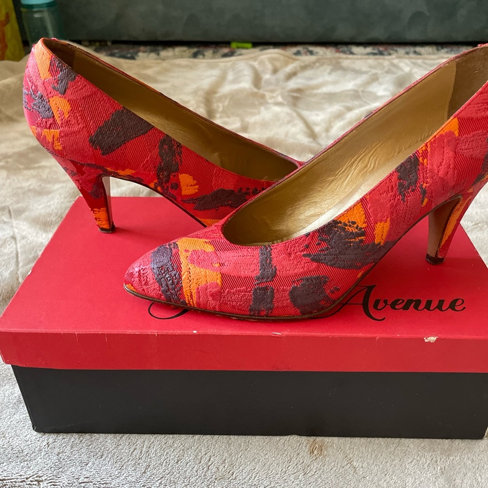 Saks 5th Avenue Jacarta Multi Red Heels – Size 7.5 – Abstract Print Pumps